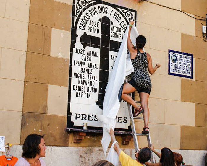 Lápida franquista instalada en la plaza de la Iglesia de Nàquera. Foto: III Aplec del Camp de Túria.