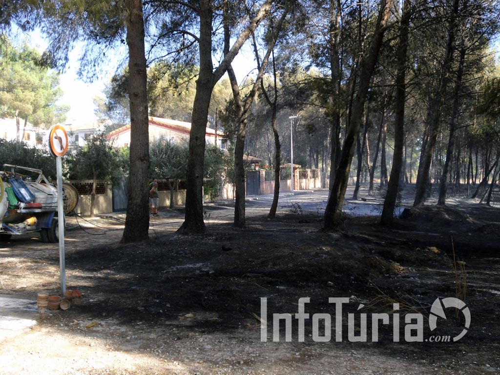 Incendio en la urbanización Clot de Navarrete 14