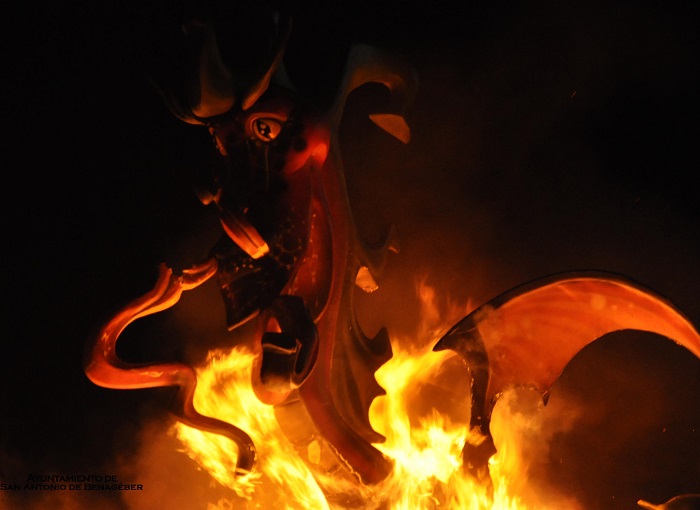 Crem&agrave; del monumento fallero de la comisi&oacute;n Colinas de San Antonio, ganadora del segundo premio.