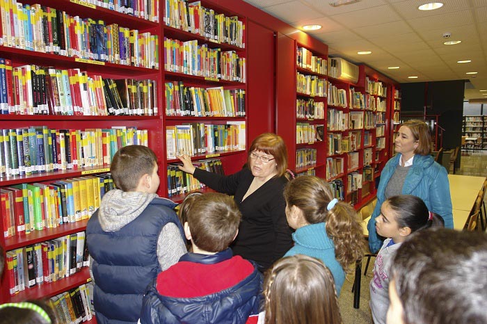 Alumnos de Primaria en la visita a la biblioteca municipal de Benaguasil. Alumnos de Primaria en la visita a la biblioteca municipal de Benaguasil.