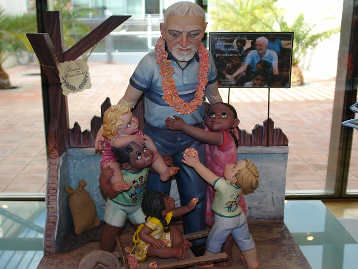 Ninot indultat de la falla Plaça de Bous que representa al misionero Vicente Ferrer rodeado de niños. Ninot indultat de la falla Plaça de Bous que representa al misionero Vicente Ferrer rodeado de niños.