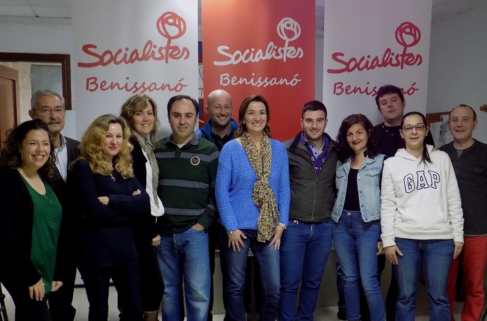 Amparo Navarro, en el centro, con el resto de los miembros de la candidatura socialista. Amparo Navarro, en el centro, con el resto de los miembros de la candidatura socialista.