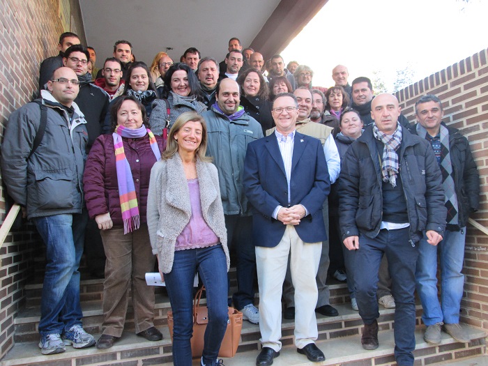 El alcalde de B&eacute;tera, con los trabajadores de un taller de empleo municipal.