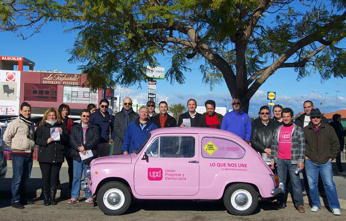 Representantes de UPyD el pasado s&aacute;bado frente al centro comercial El Osito en L'Eliana.