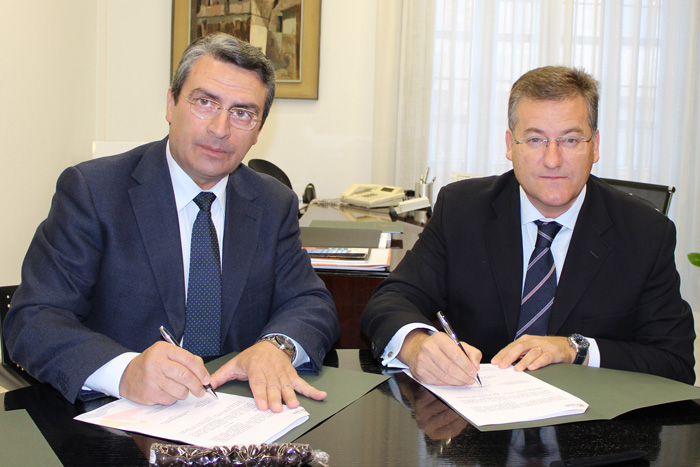 El alcalde Casinos, Miguel Espinosa, en la firma de un convenio con la Diputación.