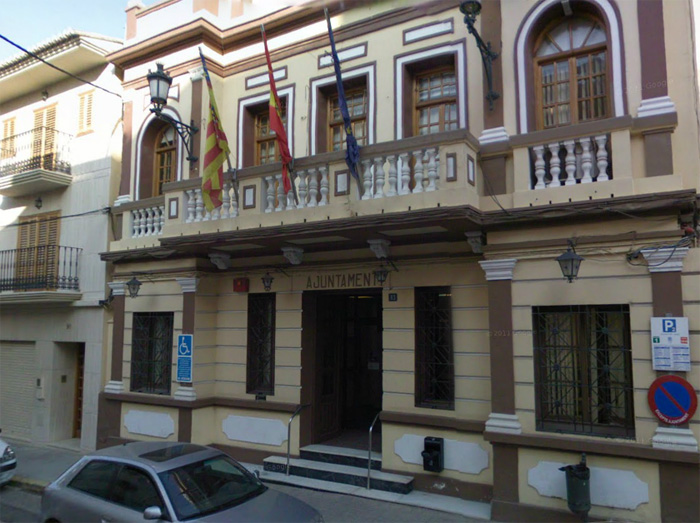 El Ayuntamiento ha firmado un convenio con las comisiones falleras para la recogida del aceite usado durante las Fallas.