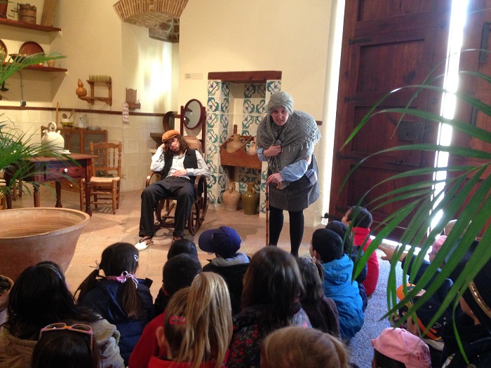 Un grupo de actores muestra a los escolares c&oacute;mo era la vida en la alquer&iacute;a del siglo XVIII.