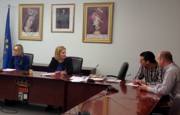 La alcaldesa de La Pobla, Mari Carmen Contelles, en el acto de apertura de ofertas.