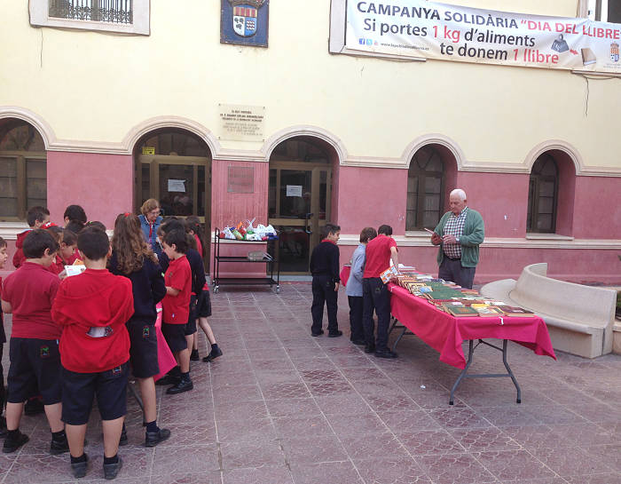 Recogida de alimentos a favor de C&aacute;ritas en la Pobla de Vallbona el pasado a&ntilde;o.