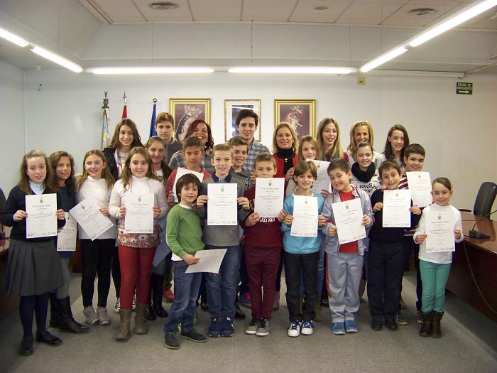 La alcaldesa Mari Carmen Contelles ha entregado los diplomas a los alumnos de la escoleta de ingl&eacute;s.