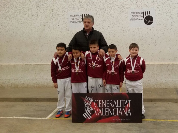 Equipo alev&iacute;n del club de pelota de la Pobla de Vallbona.