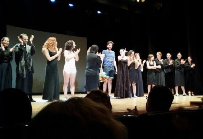 El director y las actrices de La Casa de Bernarda Alba.