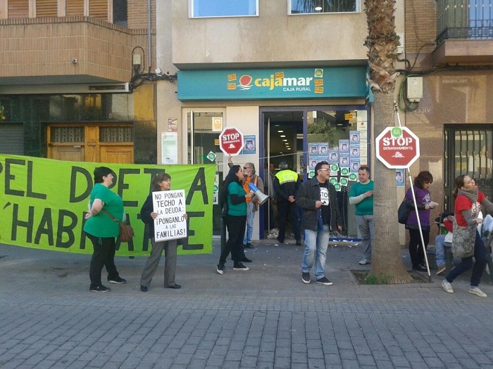 Los miembros de la PAH, en el exterior de la sucursal de Cajamar de La Pobla de Vallbona. Foto: elena núñez @nez_elenuru Los miembros de la PAH, en el exterior de la sucursal de Cajamar de La Pobla de Vallbona. Foto: elena núñez @nez_elenuru