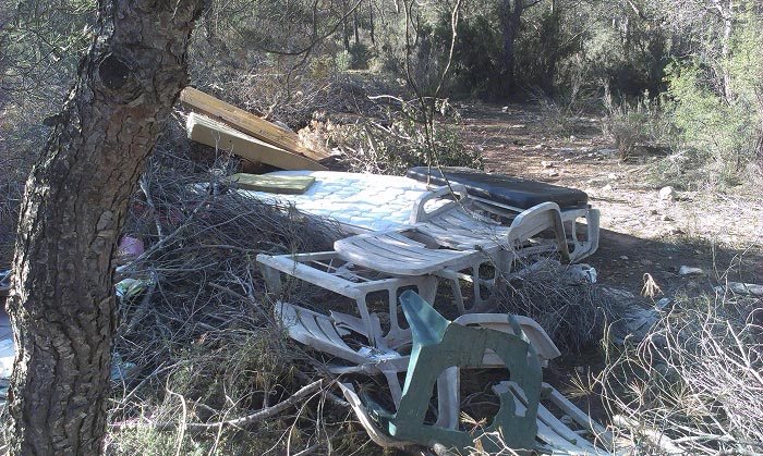 Colchones y sillas tirados en el paraje natural de la Manguilla.