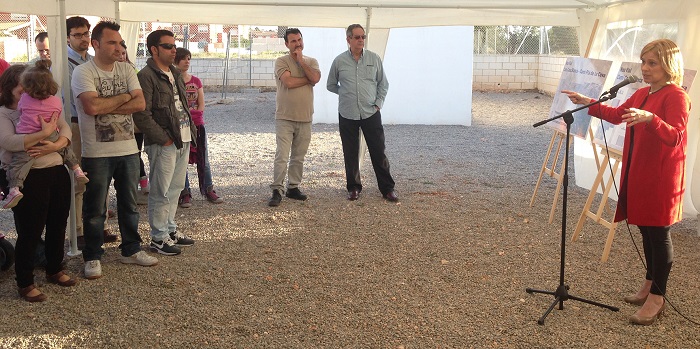 La alcaldesa de la Pobla, Mari Carmen Contelles, explica las obras a los vecinos.