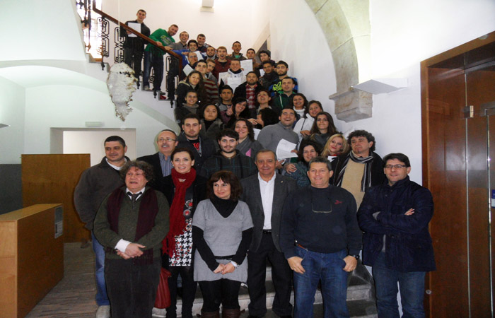 Alumnes de l'Escola Taller amb els seus diplomes.