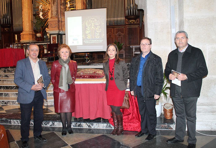 Manuel Izquierdo, Carmen Pérez, María Gertrudis Jaén y Juan José Llácer, junto a la almohada restaurada.. Manuel Izquierdo, Carmen Pérez, María Gertrudis Jaén y Juan José Llácer, junto a la almohada restaurada...