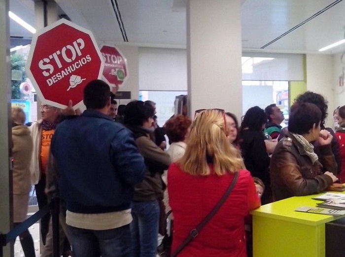 Encierro de la PAH en una oficina de Bankia en Llíria por el 'caso Paula'. Encierro de la PAH en una oficina de Bankia en Llíria por el 'caso Paula'.