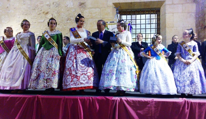 Las falleras mayores de Llíria reciben la Llave de la Ciudad de manos del alcalde en la Crida. Las falleras mayores de Llíria reciben la Llave de la Ciudad de manos del alcalde en la Crida.