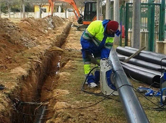Un operario trabajando en las obras de la nueva estación de bombeo en Vall de Llíria. Un operario trabajando en las obras de la nueva estación de bombeo en Vall de Llíria.