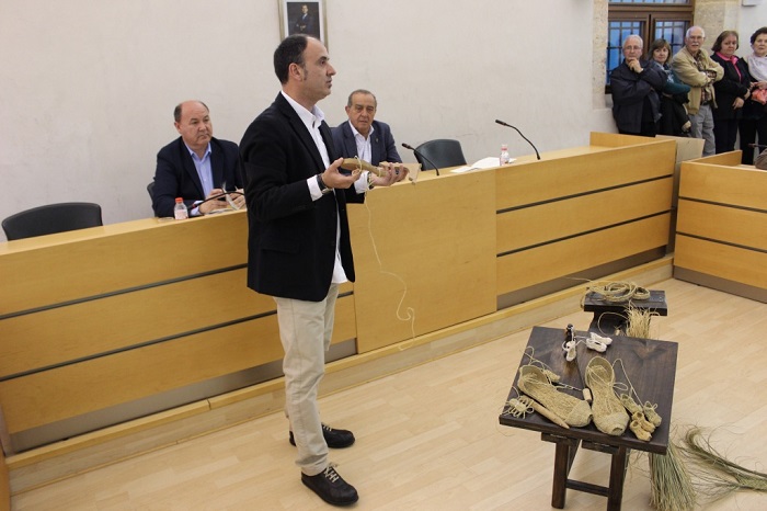 Miguel Torres, ayer en el acto de presentación de su trabajo sobre los espardenyers Miguel Torres, ayer en el acto de presentación de su trabajo sobre los espardenyers