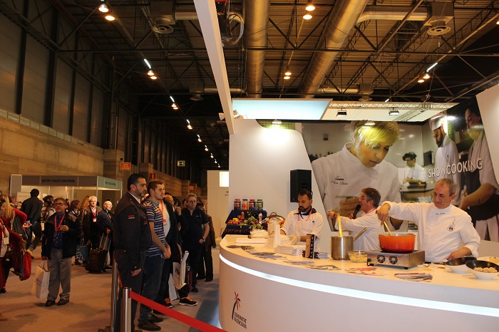 Preparación frente al público del arros amb bledes en Fitur. Preparación frente al público del arros amb bledes en Fitur.