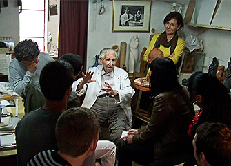 Los estudiantes de la Escuela Taller Laurona han visitado el taller del escultor Silvestre de Edeta. El Camp de Túria
