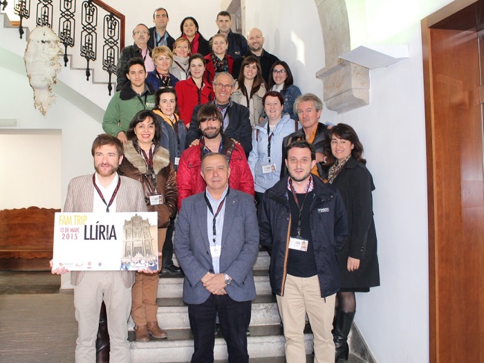 El alcalde de Ll&iacute;ria, Manuel Izquierdo, hoy, con los gu&iacute;as tur&iacute;sticos.
