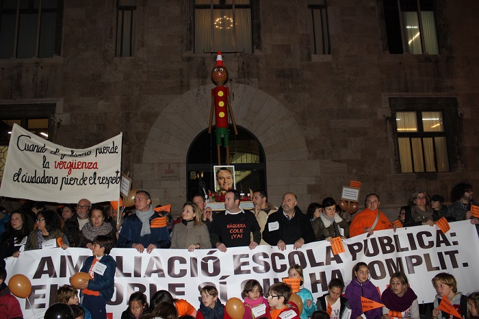 El Pinocho, con la foto de Fabra, ayer a las puertas de la Generalitat.