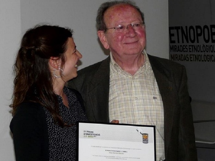 Alba Herrero recibe el premio de manos de Joan Francesc Mira. Alba Herrero recibe el premio de manos de Joan Francesc Mira.