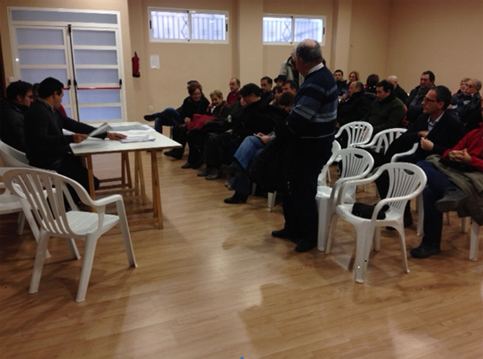 Reunió dels veïns de l'urbanització.