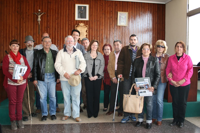 El alcalde Vicente Betoret, hoy con los jubilados en el acto de la entrega de llaves de los pisos. El alcalde Vicente Betoret, hoy con los jubilados en el acto de la entrega de llaves de los pisos.