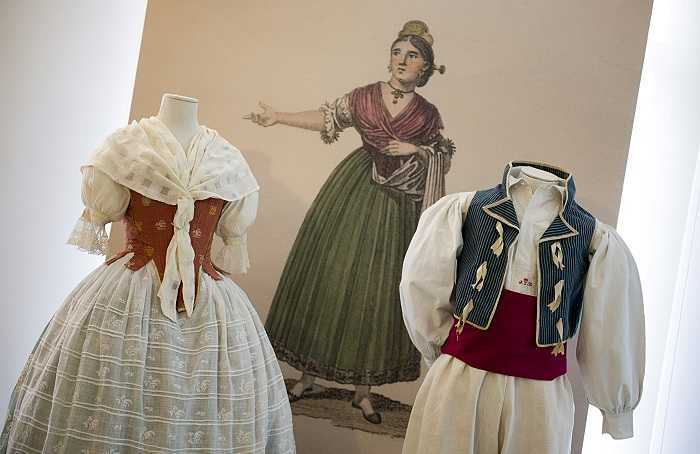 exposicion trajes de fallera camp de tuiia