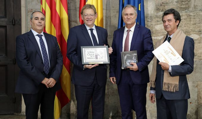 Puig con alcalde y presidentes bandas Llíria Camp de Túria