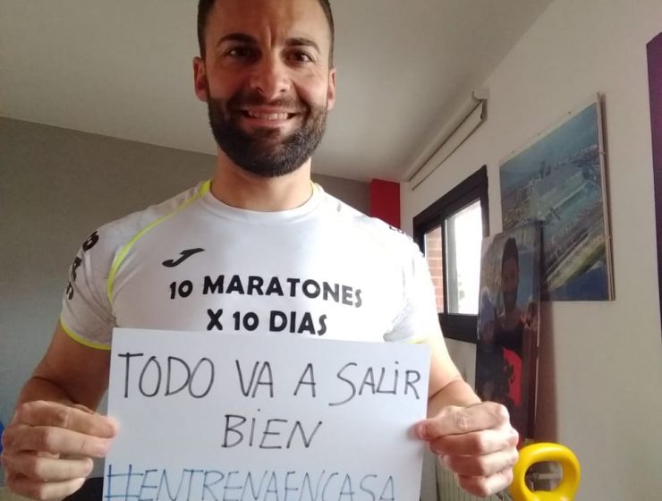 David Lara con el cartel #entrenaencasa