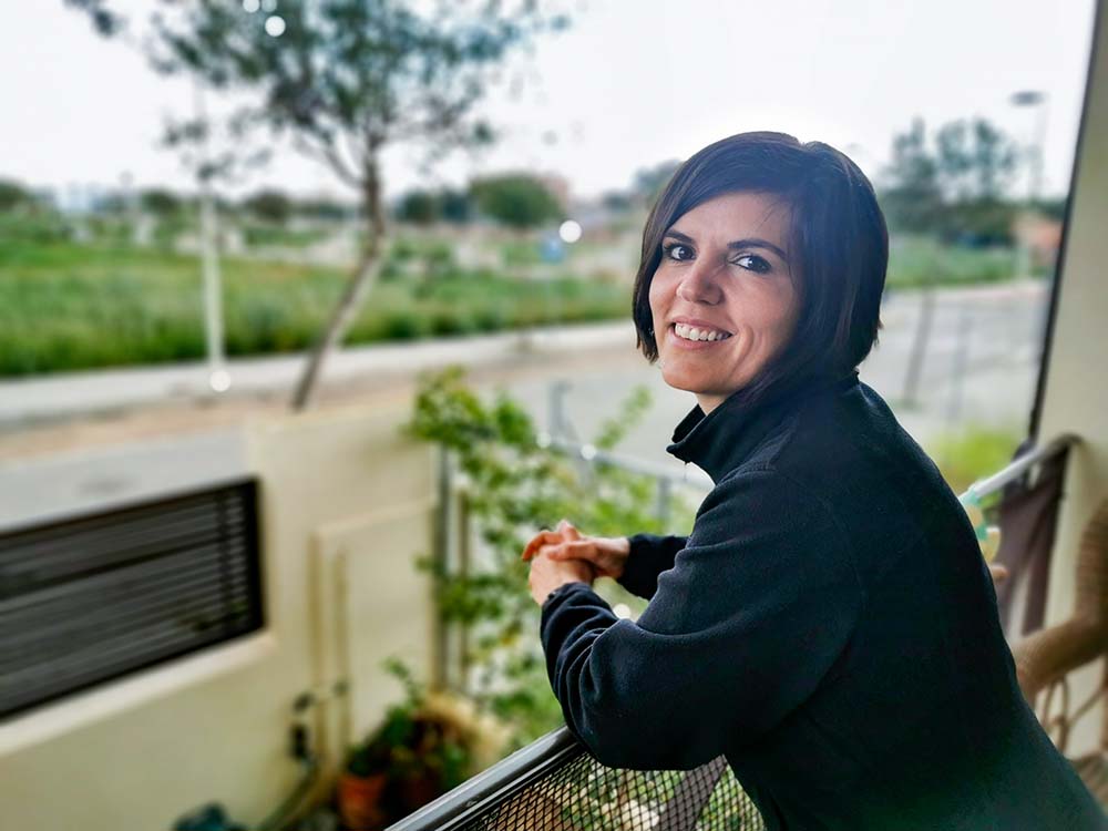 Lorena Martí escritora en el balcón
