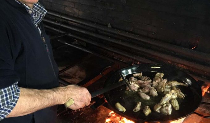 Rafa vidal cocinando una paella