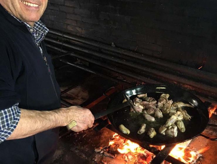 Rafa vidal cocinando una paella
