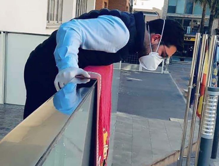 Héctor Troyano con mascarilla de prtoección