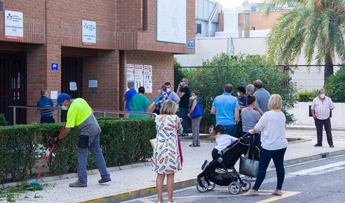 Colas en el centro de salud de Llíria