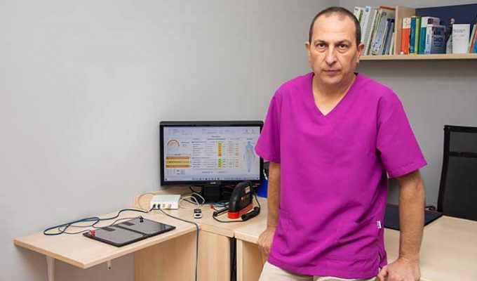 Rafa Gimeno en su clínica de Benaguasil