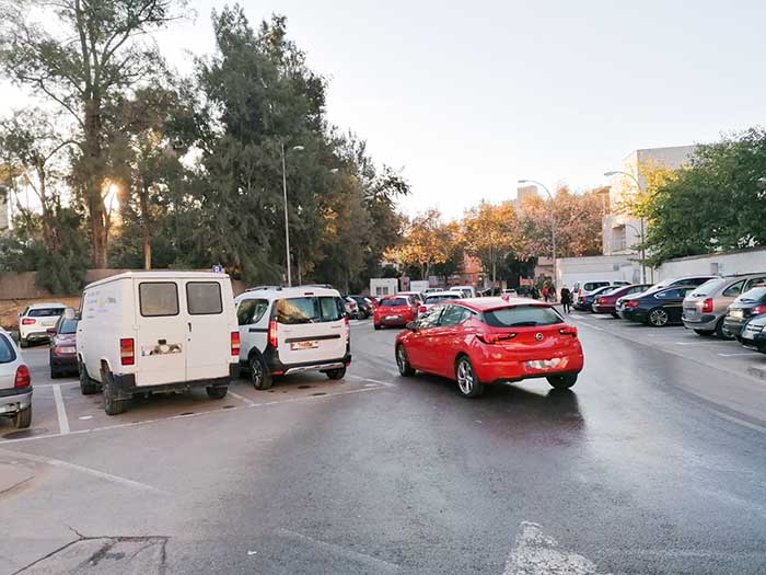 Cola de coches en el punto autocovid de Bétera