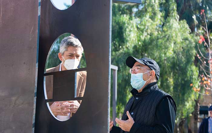escultura covid la Pobla de Vallbona vista a través de la escultura