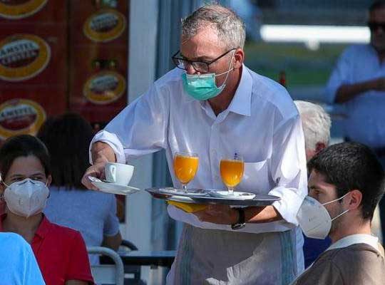 terraza bar camarero