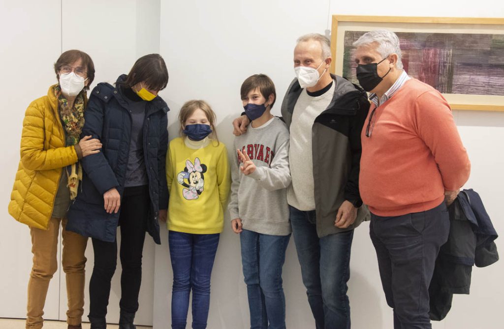 Familia ucraniana junto familia de acogida