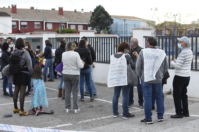 cacerolada colegio 8 de Abril