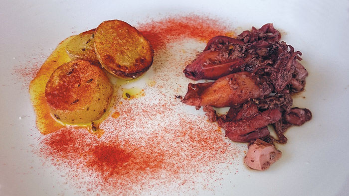 Calamars farcits amb mandonguilles de gambes